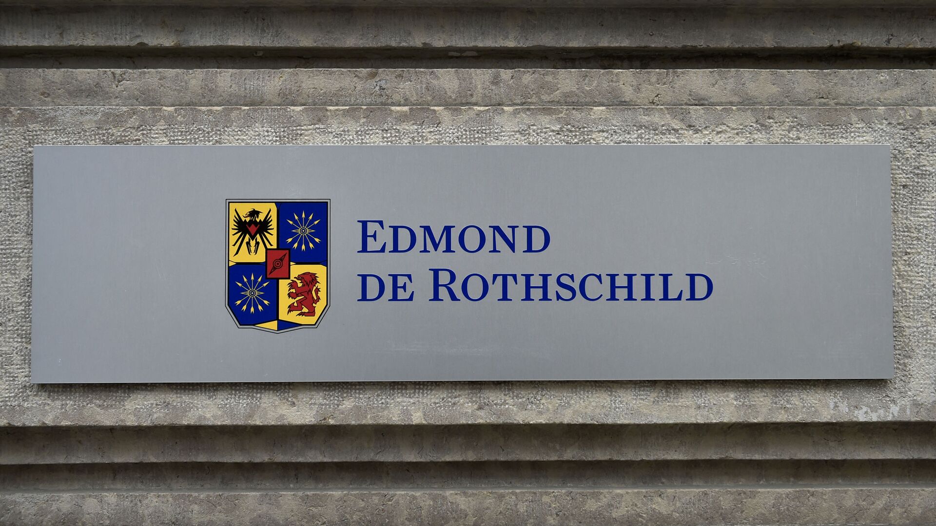 This picture taken on March 8, 2016, shows a sign of the Swiss private banking Edmond de Rothschild at its headquarters on March 8, 2016 in Geneva. - The bank revealed on March 4, 2016, that it had been placed under investigation in France about a case managed by a former executive and now closed. (Photo by FABRICE COFFRINI / AFP) - Sputnik International, 1920, 07.09.2021