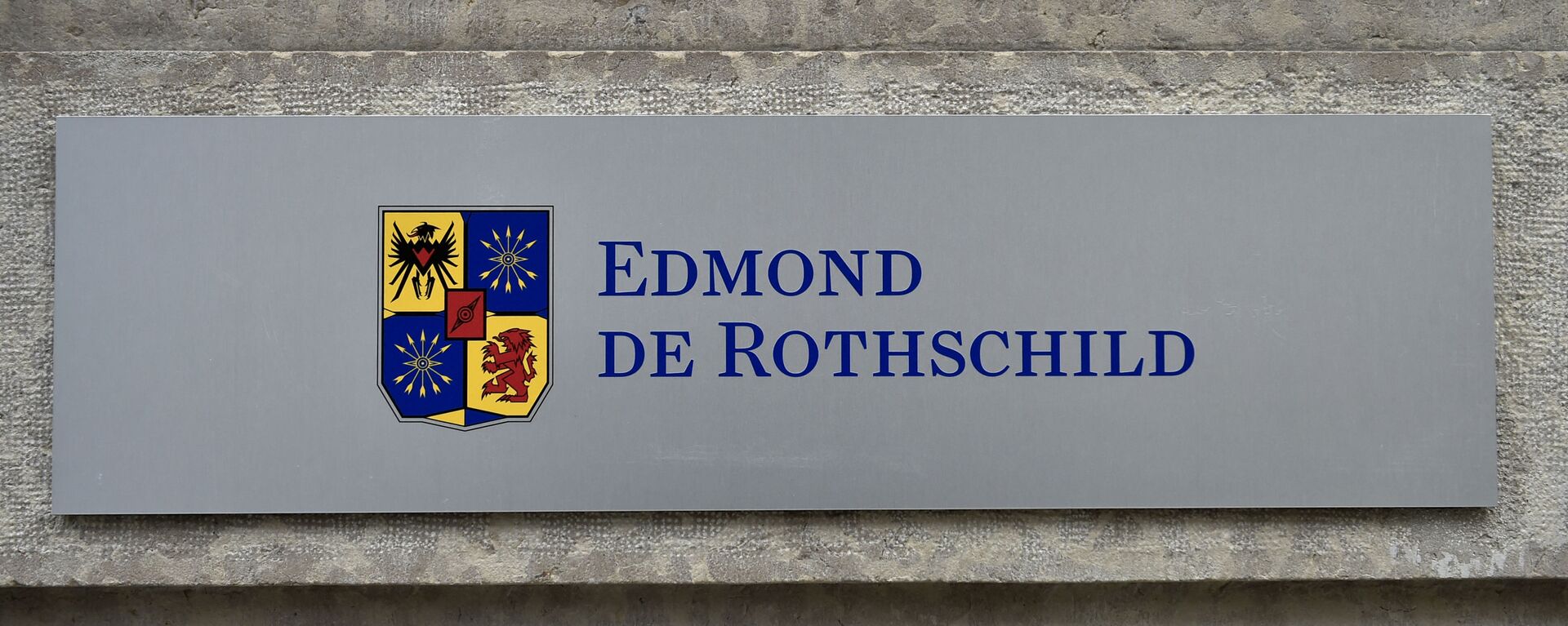 This picture taken on March 8, 2016, shows a sign of the Swiss private banking Edmond de Rothschild at its headquarters on March 8, 2016 in Geneva. - The bank revealed on March 4, 2016, that it had been placed under investigation in France about a case managed by a former executive and now closed. (Photo by FABRICE COFFRINI / AFP) - Sputnik International, 1920, 19.05.2021