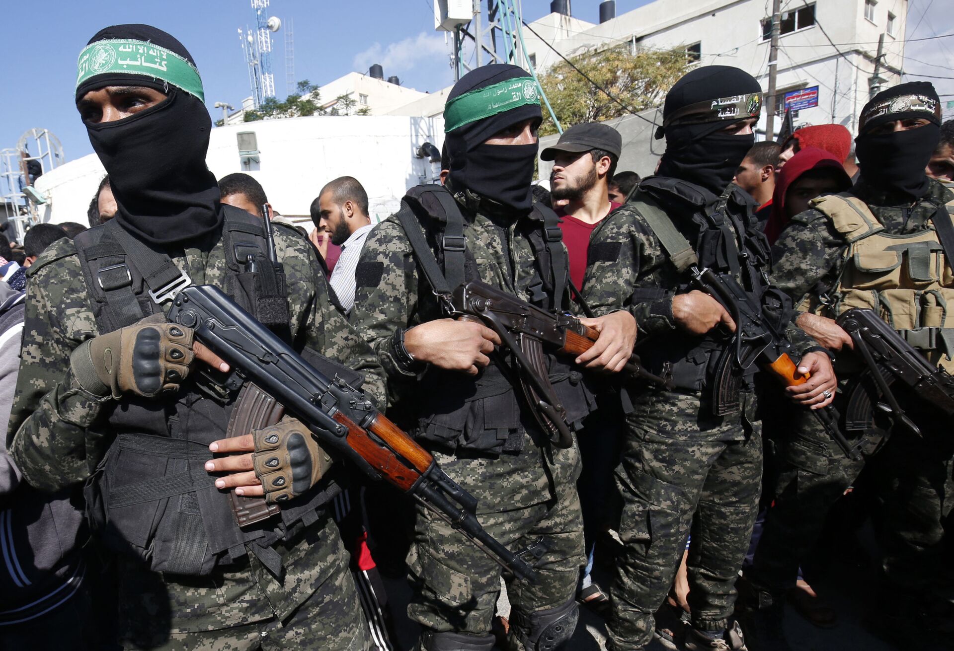 Palestinian militants of the Islamist movement Hamas' military wing Al-Qassam Brigades, attend the funeral of seven Palestinians, killed during an Israeli special forces operation in the Gaza Strip, on November 12, 2018, in Khan Younis - Sputnik International, 1920, 15.06.2022