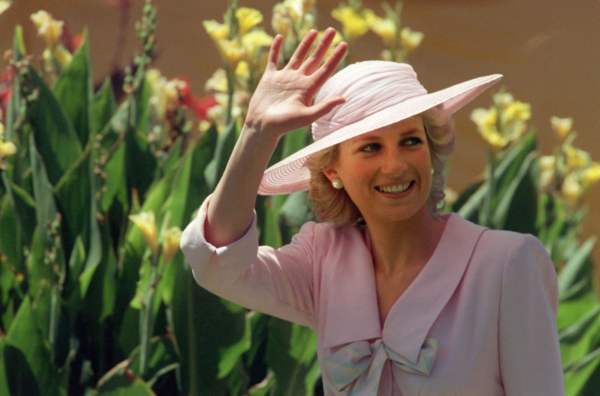 Princess of Wales Diana waves to the crowd, 27 January 1988, during her visit to the Footscray Park in suburb of Melbourne.  - Sputnik International, 1920, 10.04.2022