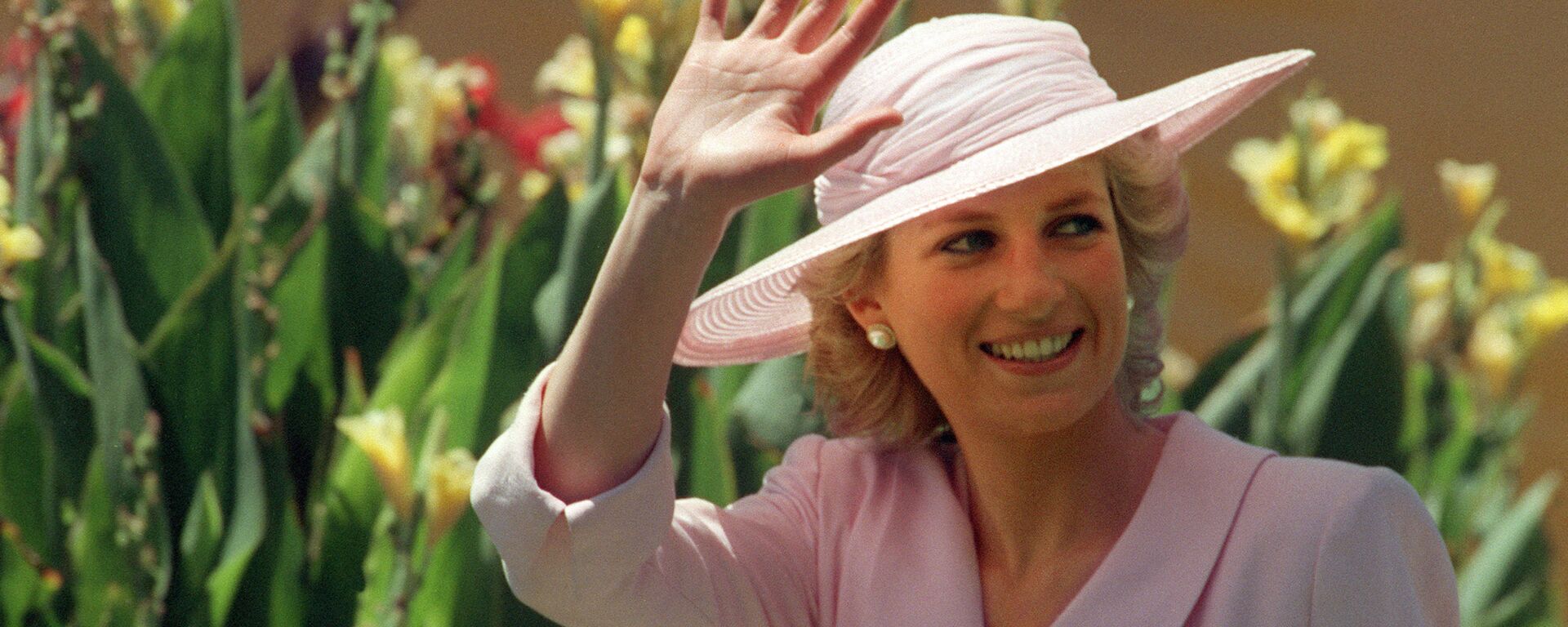 Princess of Wales Diana waves to the crowd, 27 January 1988, during her visit to the Footscray Park in suburb of Melbourne.  - Sputnik International, 1920, 20.06.2021