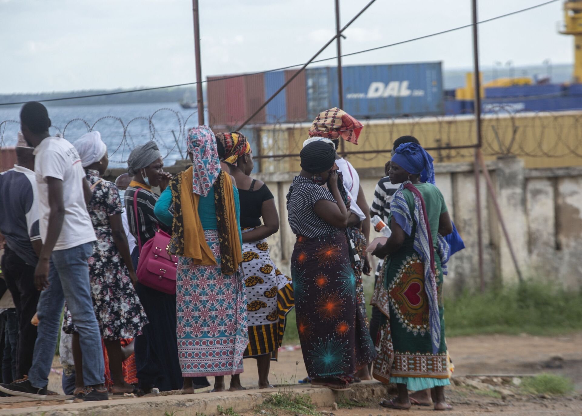People wait on the outskirts of the seaport of Pemba on March 30, 2021 for the possible arrival of their families evacuated from the coasts of Afungi and Palma after the attack by armed forces against the city of Palma on March 24, 2021. - - Sputnik International, 1920, 18.11.2021