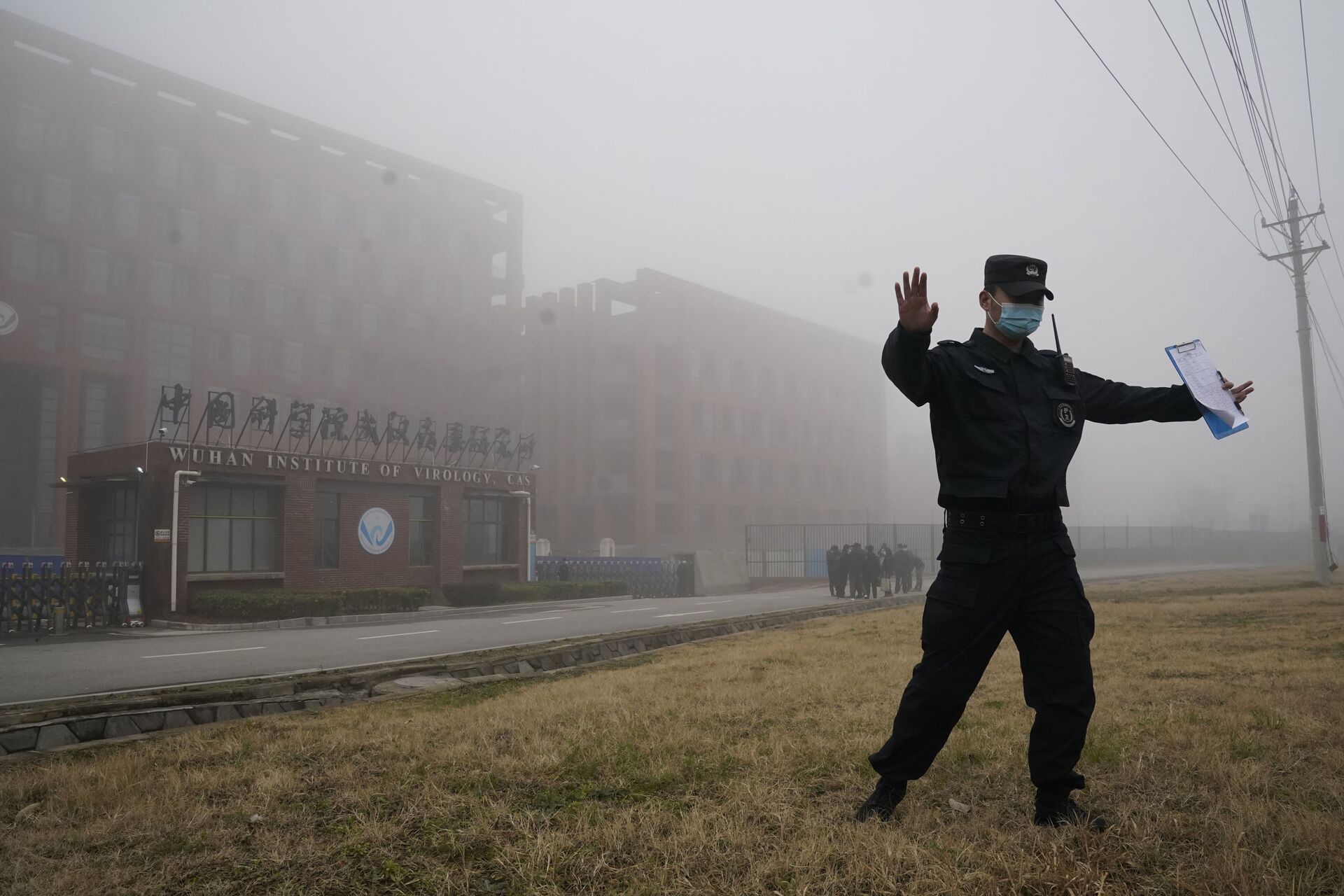 A security official moves journalists away from the Wuhan Institute of Virology after a World Health Organization team arrived for a field visit in Wuhan in China's Hubei province on Wednesday, Feb. 3, 2021 - Sputnik International, 1920, 07.09.2021