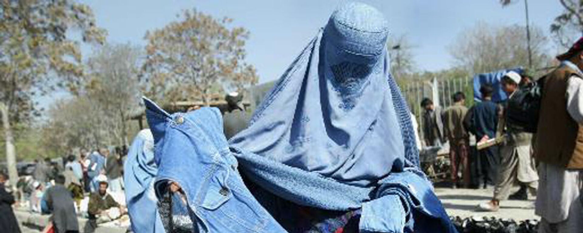 Афганская женщина выбирает голубые джинсы на улице Кабула, Афганистан, 2003 год - Sputnik International, 1920