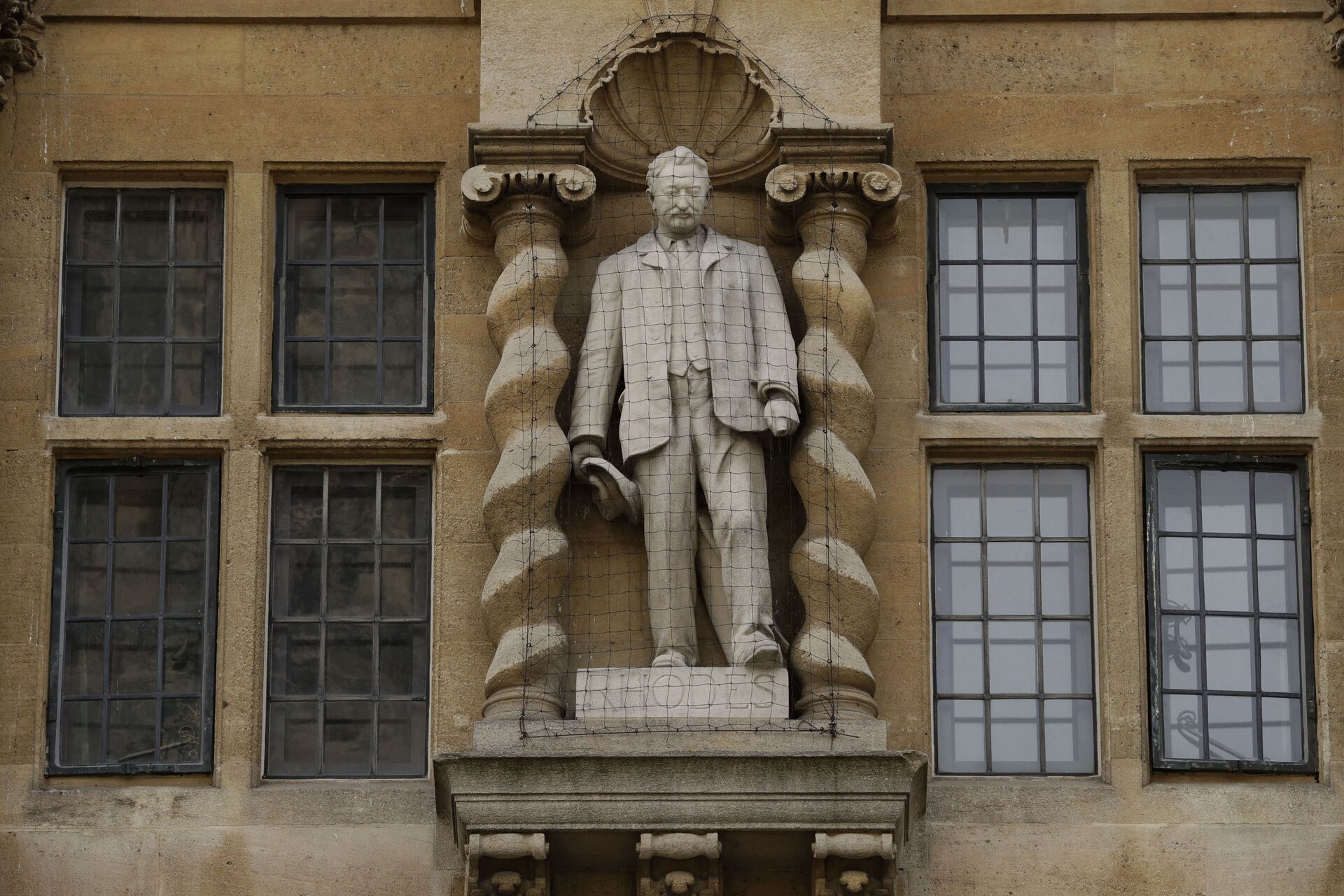 The statue of Cecil Rhodes on the facade of Oriel College in Oxford, England.  - Sputnik International, 1920, 24.10.2021