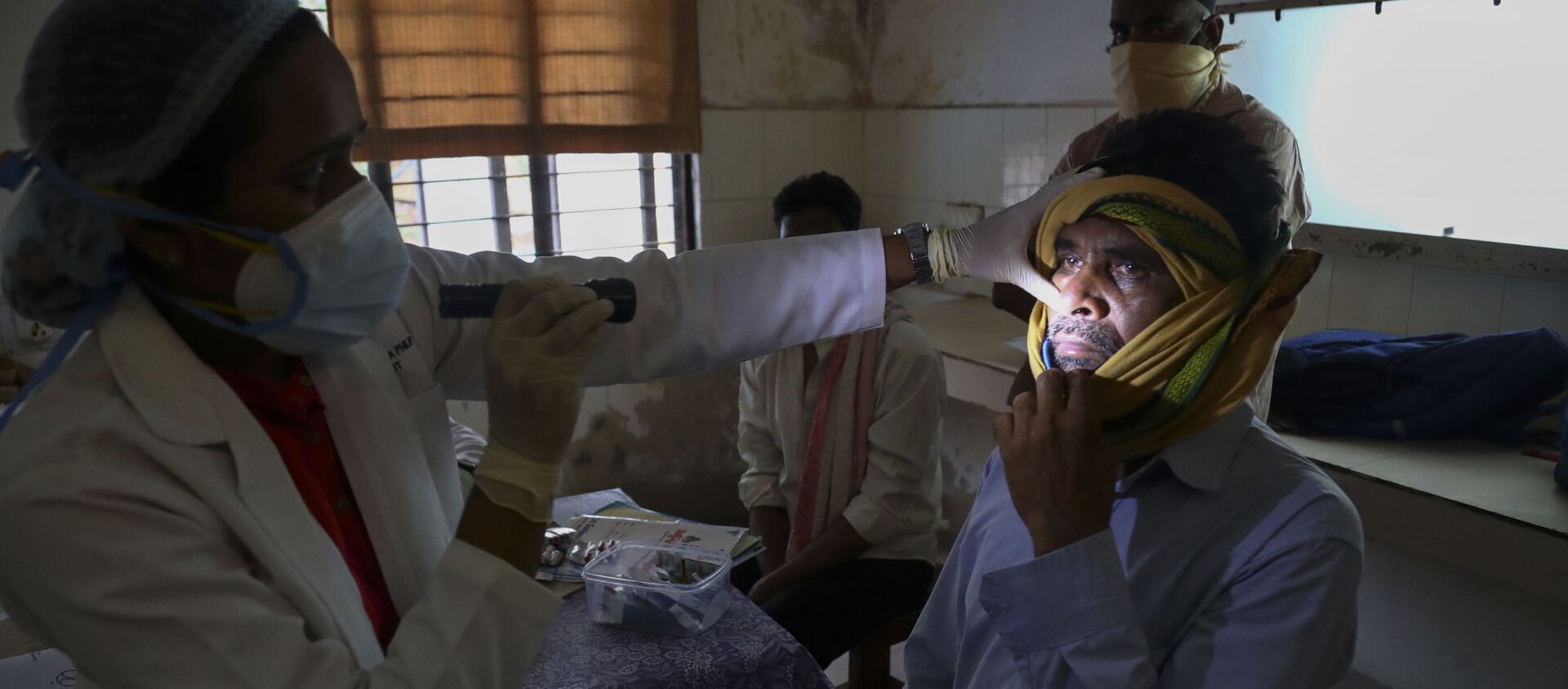 An Indian doctor checks a man who recovered from COVID-19 and now infected with black fungus at the Mucormycosis ward of a government hospital in Hyderabad, India, Thursday, May 20, 2021 - Sputnik International, 1920, 05.07.2021