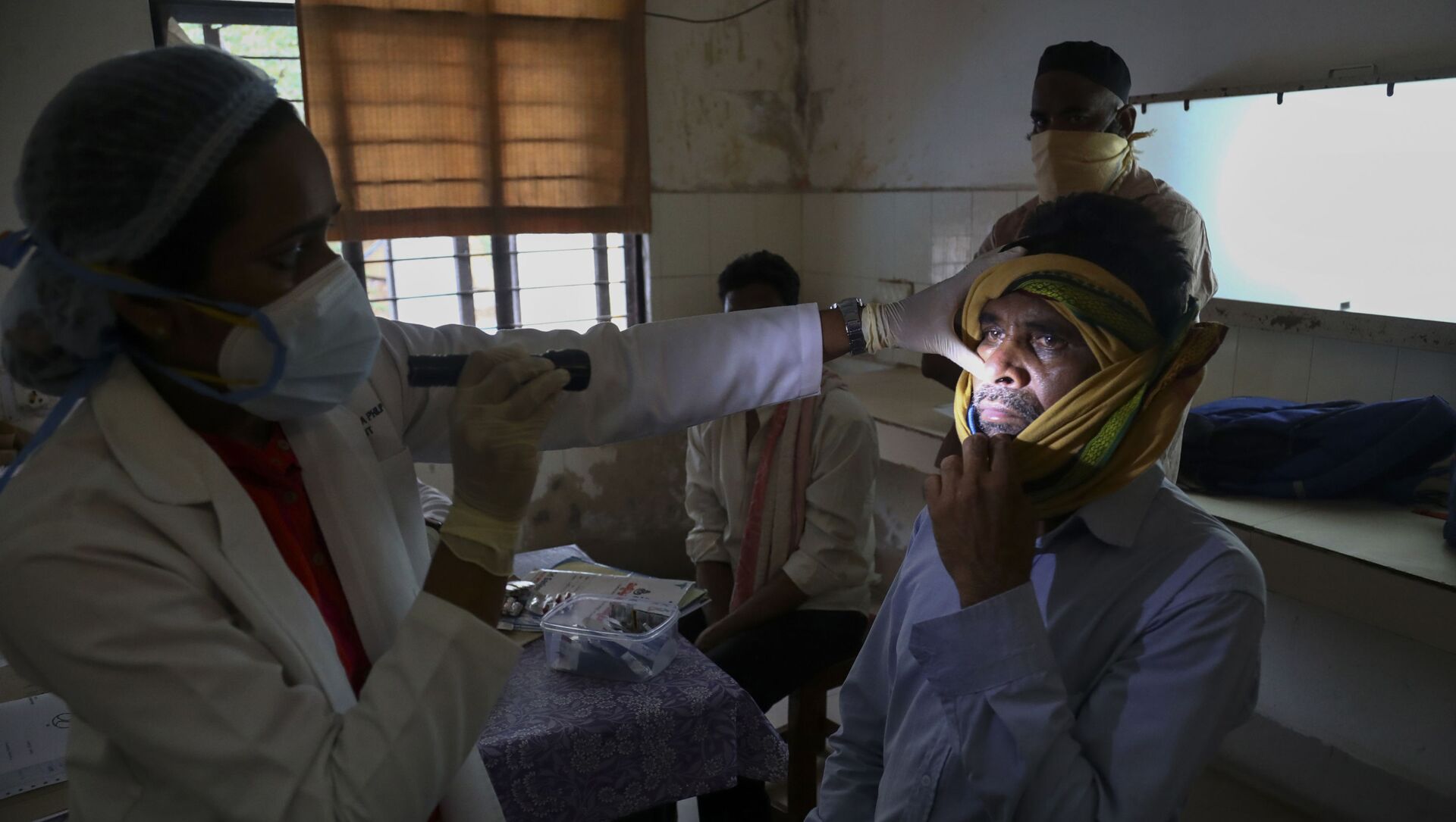An Indian doctor checks a man who recovered from COVID-19 and now infected with black fungus at the Mucormycosis ward of a government hospital in Hyderabad, India, Thursday, May 20, 2021 - Sputnik International, 1920, 30.05.2021