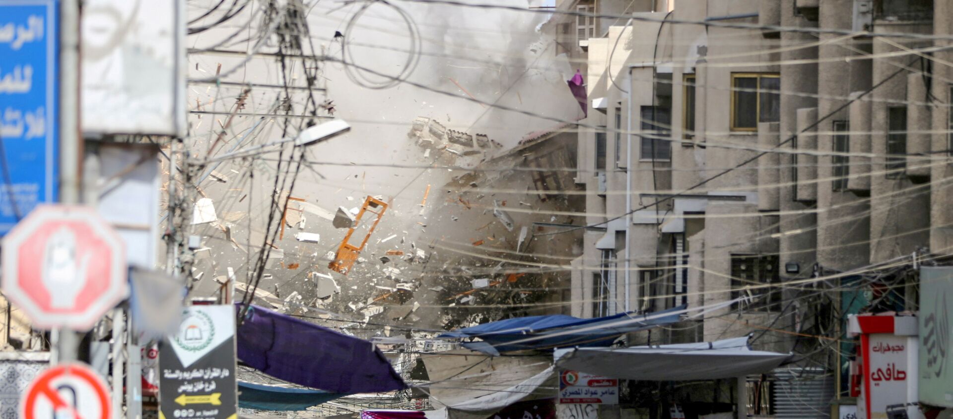 Debris fly as smoke rises following an Israeli air strike, amid Israeli-Palestinian fighting, in Khan Younis in the southern Gaza Strip, May 20, 2021. REUTERS/Ibraheem Abu Mustafa  - Sputnik International, 1920, 22.06.2021