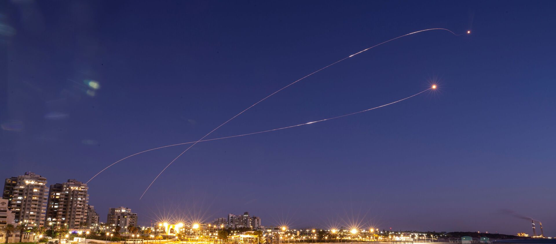 Streaks of light are seen as Israel's Iron Dome anti-missile system intercept rockets launched from the Gaza Strip towards Israel, as seen from Ashkelon, 19 May 2021 - Sputnik International, 1920, 24.05.2021