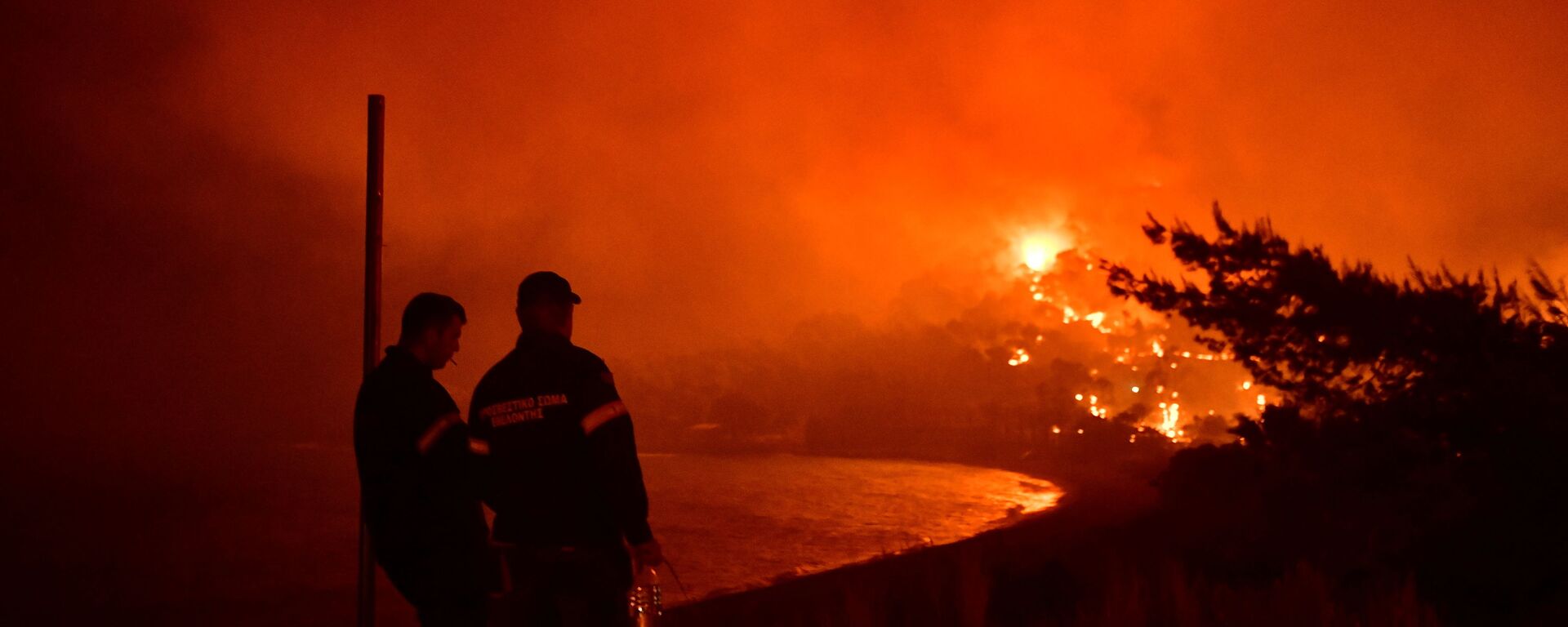 Firefighters look at a wildfire burning next to the beach of the village of Schinos, near Corinth, Greece, May 19, 2021. Picture taken May 19, 2021 - Sputnik International, 1920, 02.08.2021
