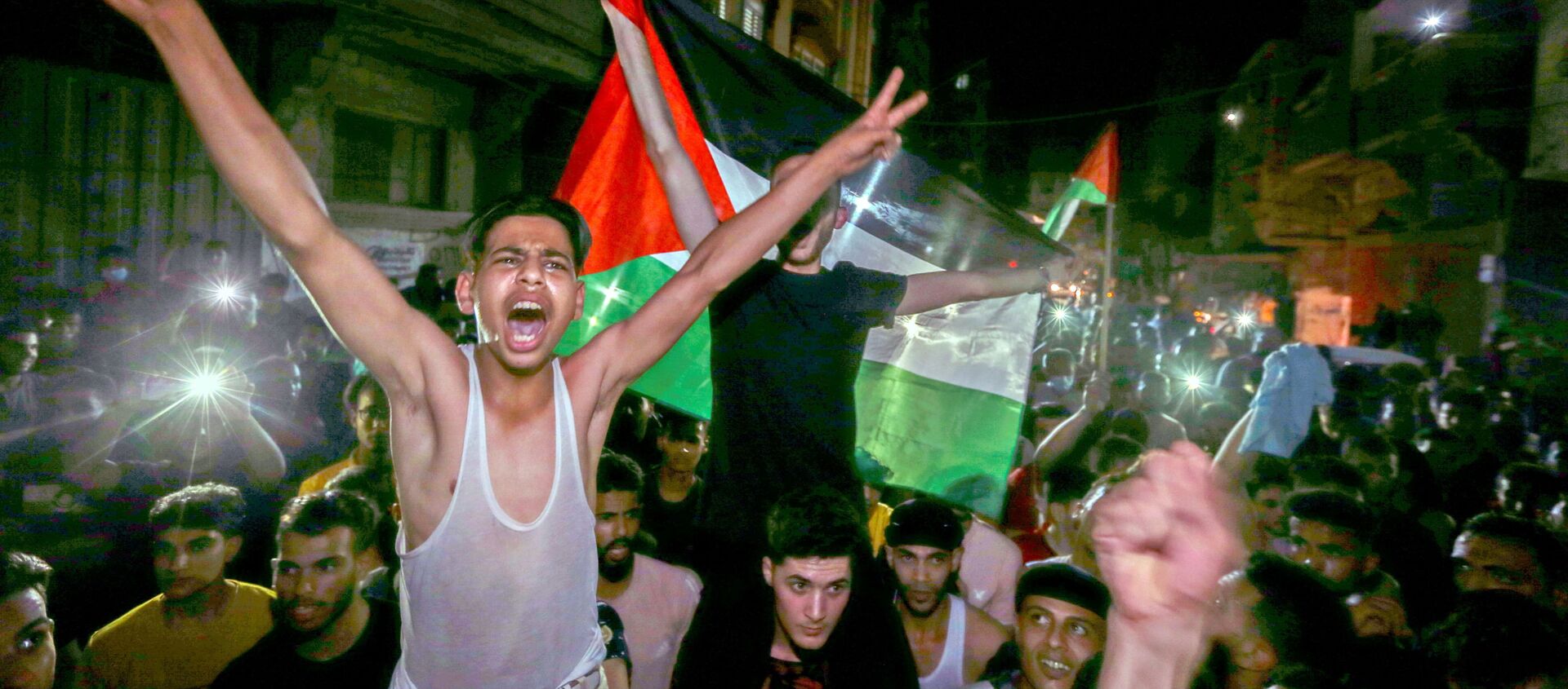 Palestinians celebrate in the streets following a ceasefire, in the southern Gaza Strip May 21, 2021. - Sputnik International, 1920