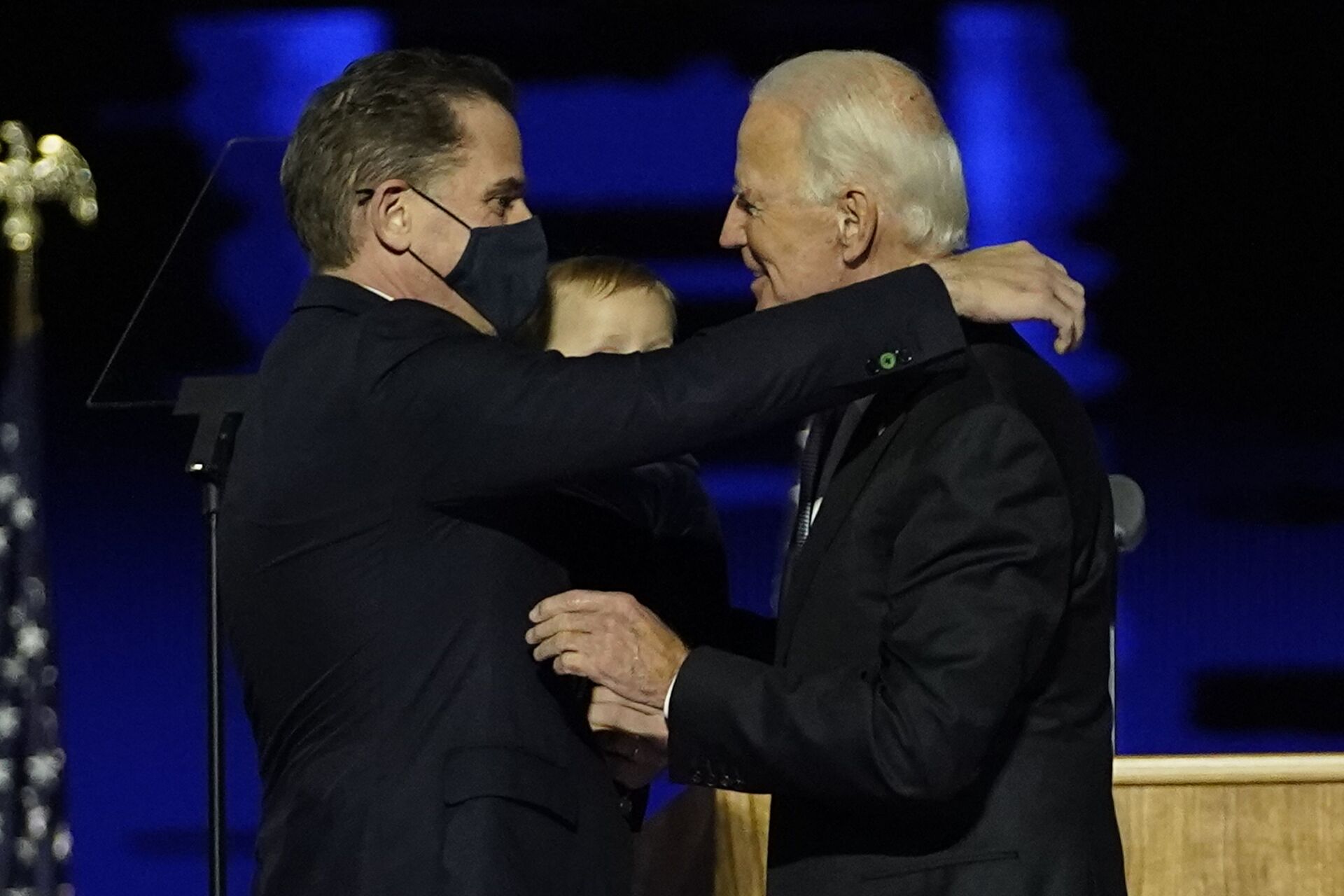 President-elect Joe Biden, right, embraces his son Hunter Biden, left, Saturday, Nov. 7, 2020, in Wilmington, Del. - Sputnik International, 1920, 07.09.2021