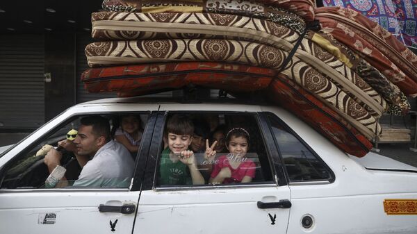 Палестинская семья возвращается в свой дом в городе Газа - Sputnik International