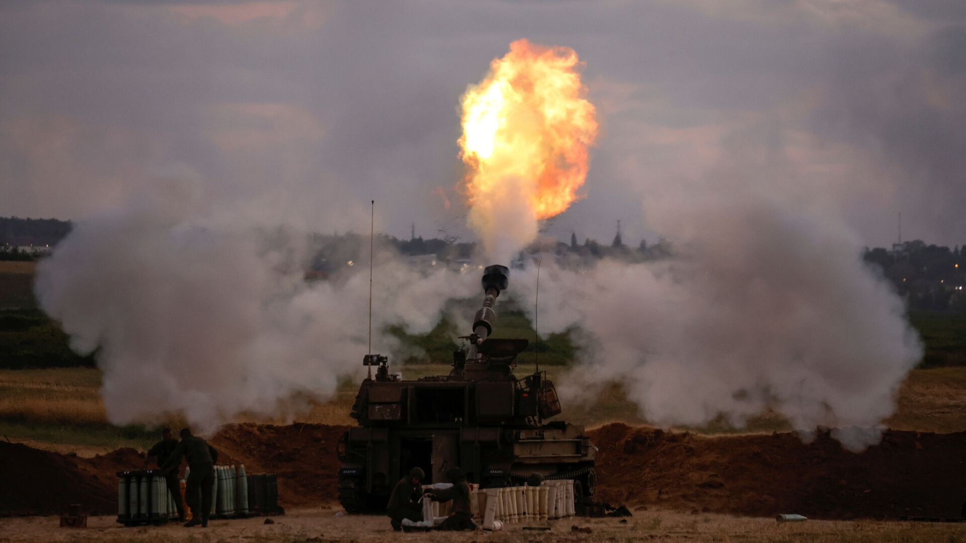 Israeli soldiers work at an artillery unit as it fires near the border between Israel and the Gaza strip, on the Israeli side May 17, 2021 - Sputnik International, 1920, 04.06.2021