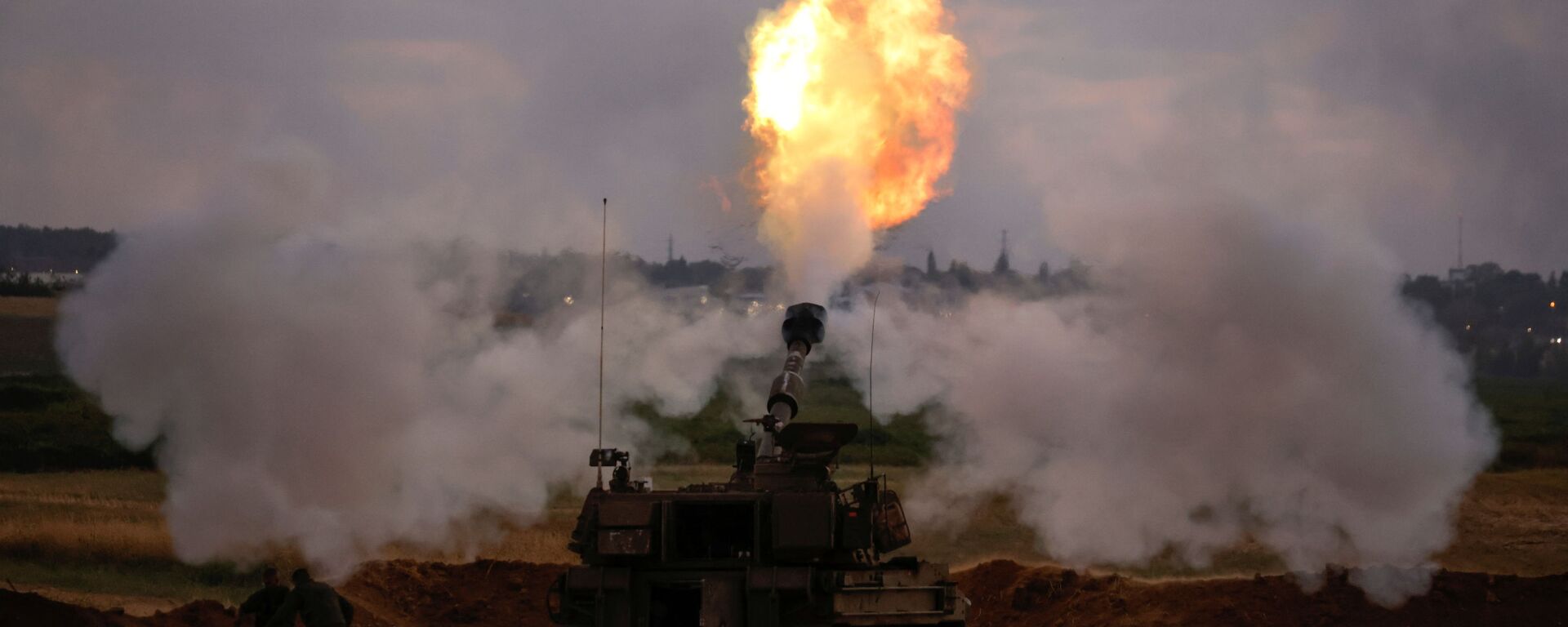 Israeli soldiers work at an artillery unit as it fires near the border between Israel and the Gaza strip, on the Israeli side 17 May 2021 - Sputnik International, 1920, 25.05.2021