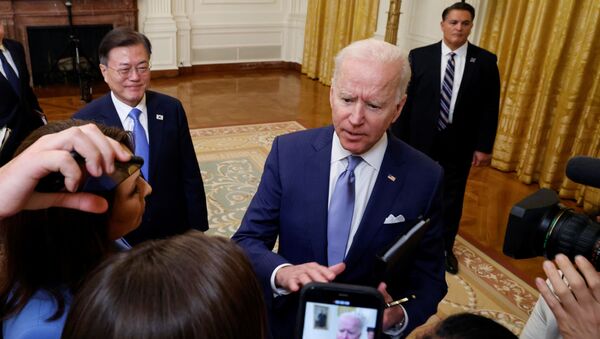 South Korea's President Moon Jae-in smiles as U.S. President Joe Biden interacts with members of the media after a joint news conference after a day of meetings at the White House, in Washington, U.S. May 21, 2021. - Sputnik International