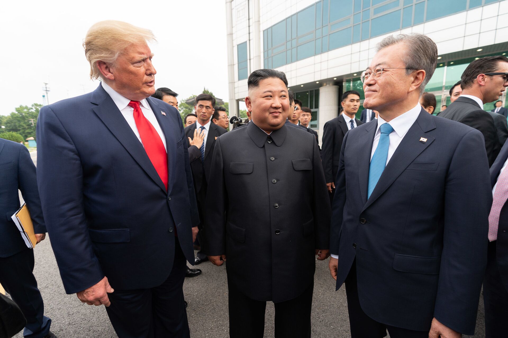 President Donald J. Trump, Chairman of the Workers’ Party of Korea Kim Jong Un, and Republic of South Korea President Moon Jae-in talk together Sunday, June 30, 2019, outside Freedom House at the Korean Demilitarized Zone - Sputnik International, 1920, 09.10.2022