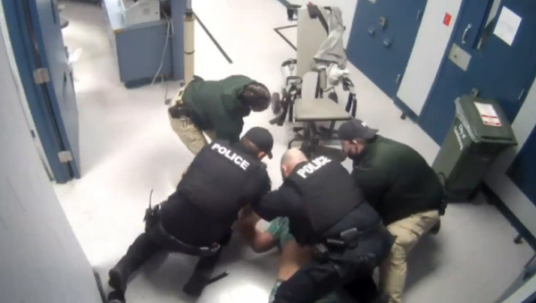 Screenshot from a video showing seven police officers pinning William Jennette to the ground in a Tennessee jail - Sputnik International