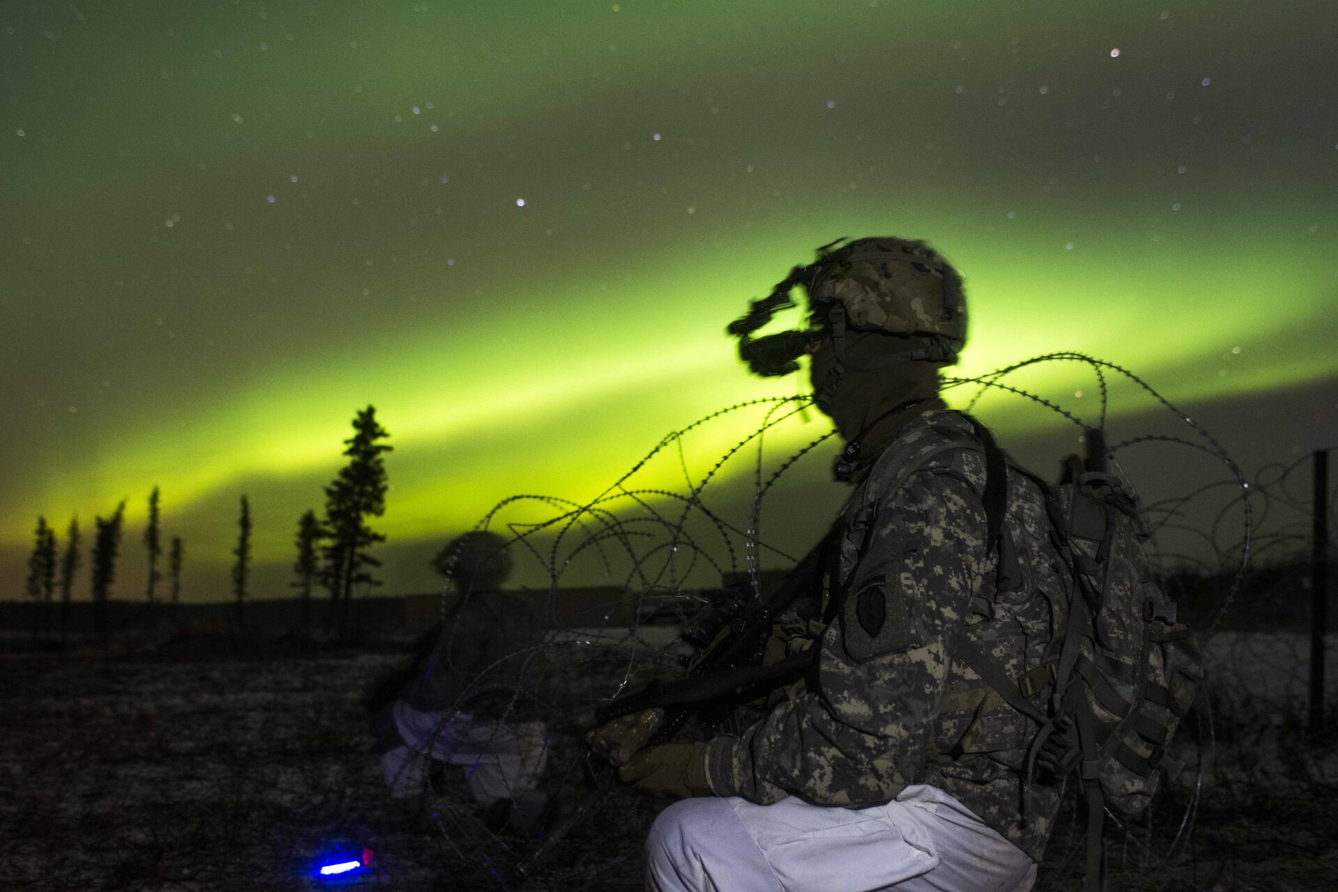 In this Oct. 25, 2016 photo provided by the U.S. Army Alaska, paratroopers secure an area in view of the aurora borealis, or northern lights, during night live-fire training at Fort Greely, Alaska. The battalion spent much of Exercise Spartan Cerberus in subzero temperatures training in Arctic, airborne and infantry tasks.  - Sputnik International, 1920, 02.10.2021