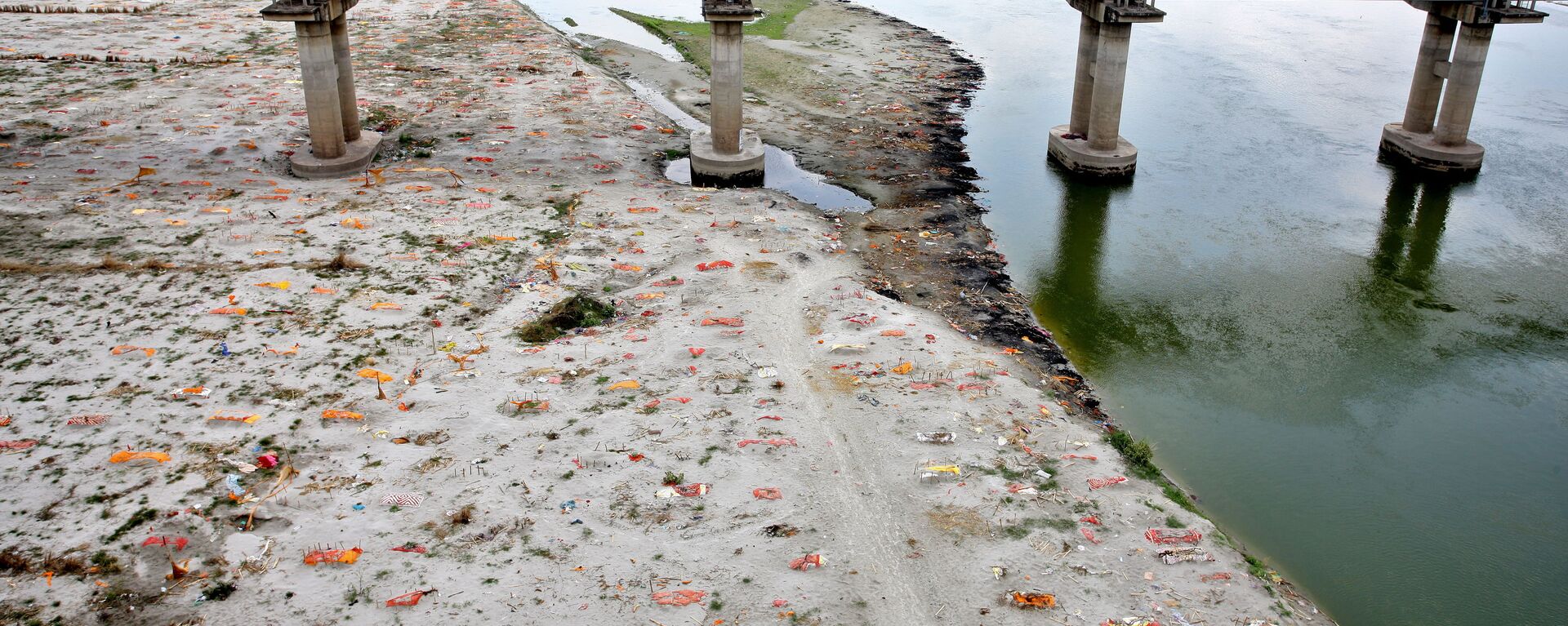 Неглубокие могилы на песчаном берегу Ганга людей, умерших от коронавируса, Индия - Sputnik International, 1920, 24.12.2021
