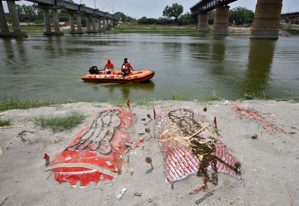 Mass Graves of COVID-19 Victims Along Banks of India's Ganges - Sputnik International