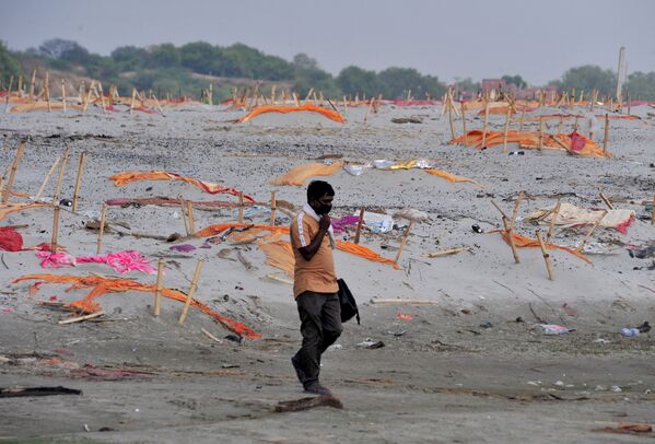 Mass Graves of COVID-19 Victims Along Banks of India's Ganges - Sputnik International