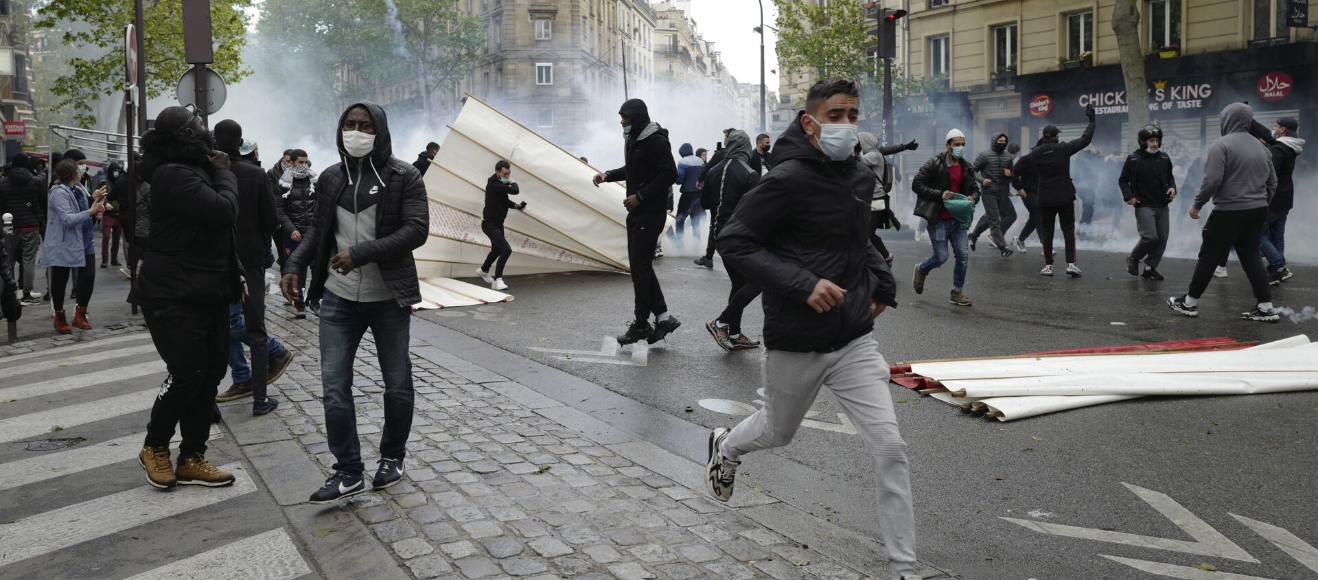 Youths run away during a banned protest in support of Palestinians in the Gaza Strip, in Paris, Saturday, May, 15, 2021. - Sputnik International, 1920, 22.05.2021