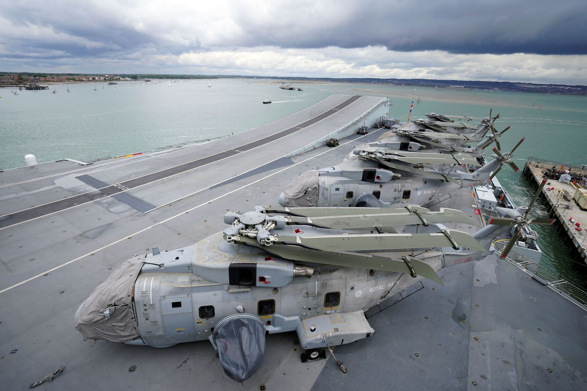 Royal Navy Merlin helicopters are seen on the flight deck during Britain's Queen Elizabeth's visit to HMS Queen Elizabeth ahead of the ship's maiden deployment at HM Naval Base in Portsmouth, Britain May 22, 2021 - Sputnik International, 1920, 07.09.2021