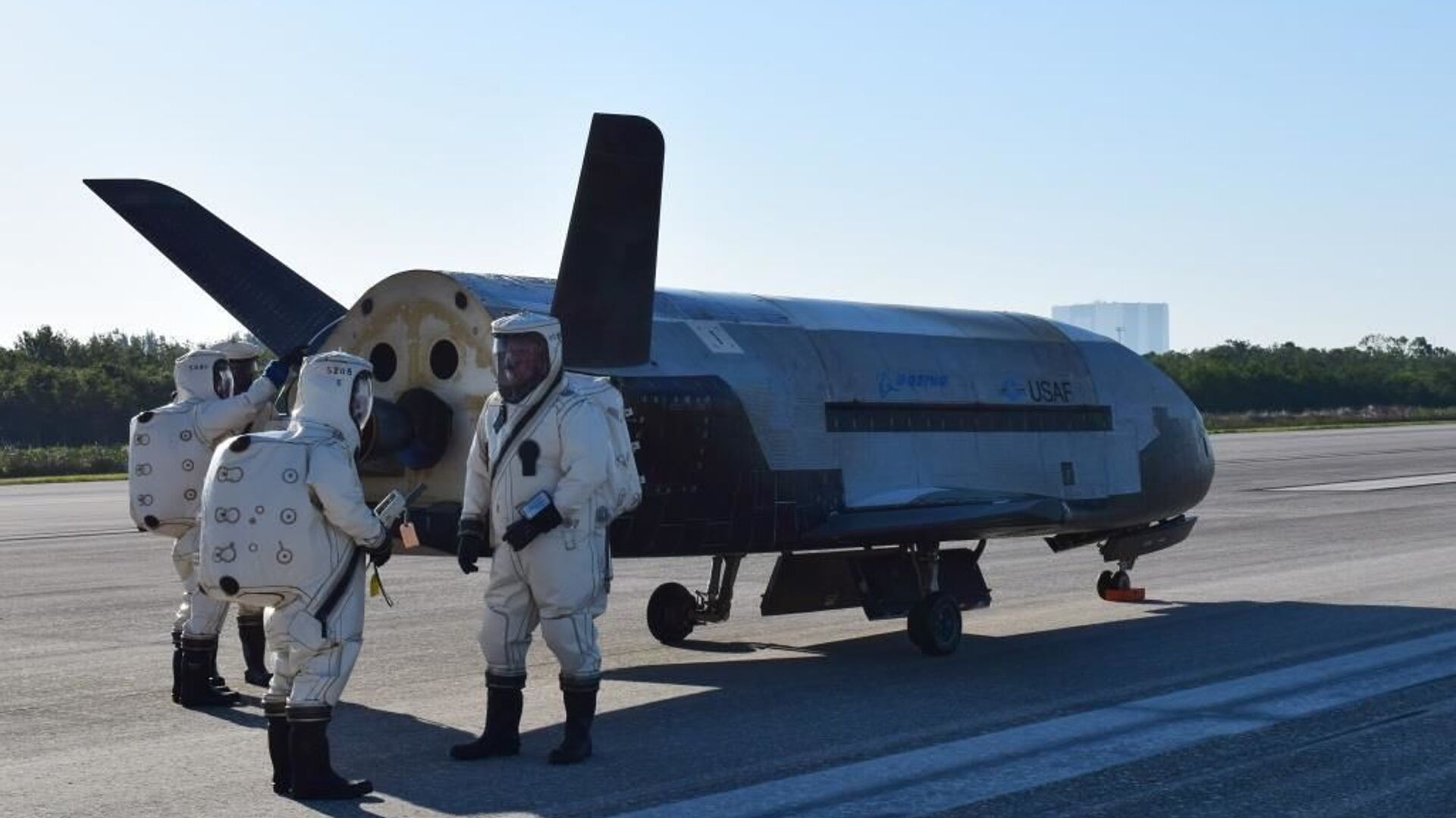 The Air Force's X-37B Orbital Test Vehicle mission 4 landed at NASA 's Kennedy Space Center Shuttle Landing Facility May 7, 2017.  - Sputnik International, 1920, 22.05.2021