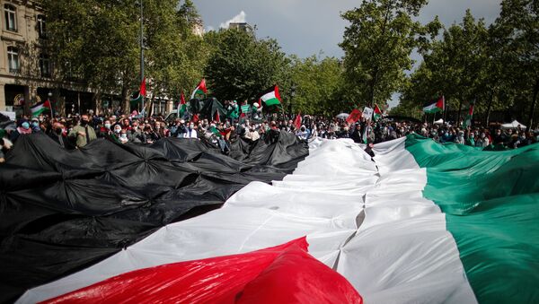 People take part in a protest in support of Palestinians following a flare-up of Israeli-Palestinian violence, on Republique square in Paris, France, May 22, 2021.  - Sputnik International