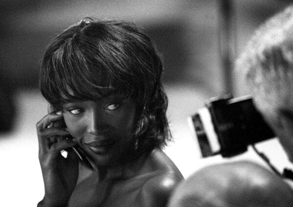 Naomi Campbell poses behind the scenes of Matthew Williamson's Spring/Summer 2000 fashion show - Sputnik International