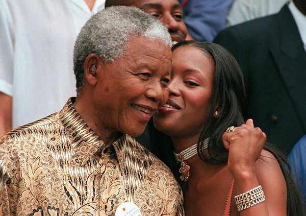 President of the South African Republic Nelson Mandela and British supermodel Naomi Campbell in Capetown, 1998 - Sputnik International