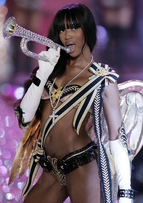 Naomi Campbell on the catwalk during Victoria's Secret show in New York City, 2005 - Sputnik International