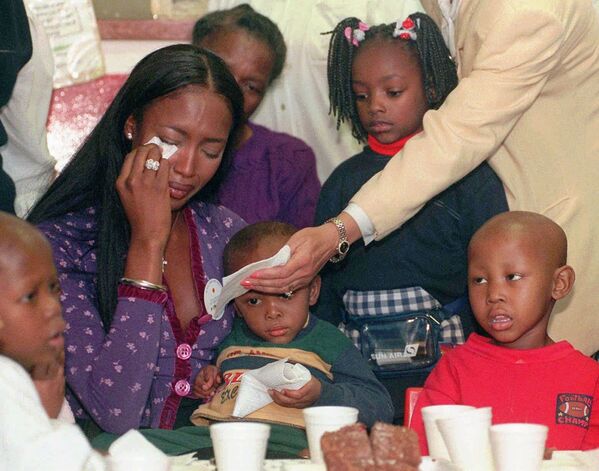Naomi Campbell cries as she visits a children's oncology department at the Baragwanath hospital in Soweto, South Africa, 1997 - Sputnik International