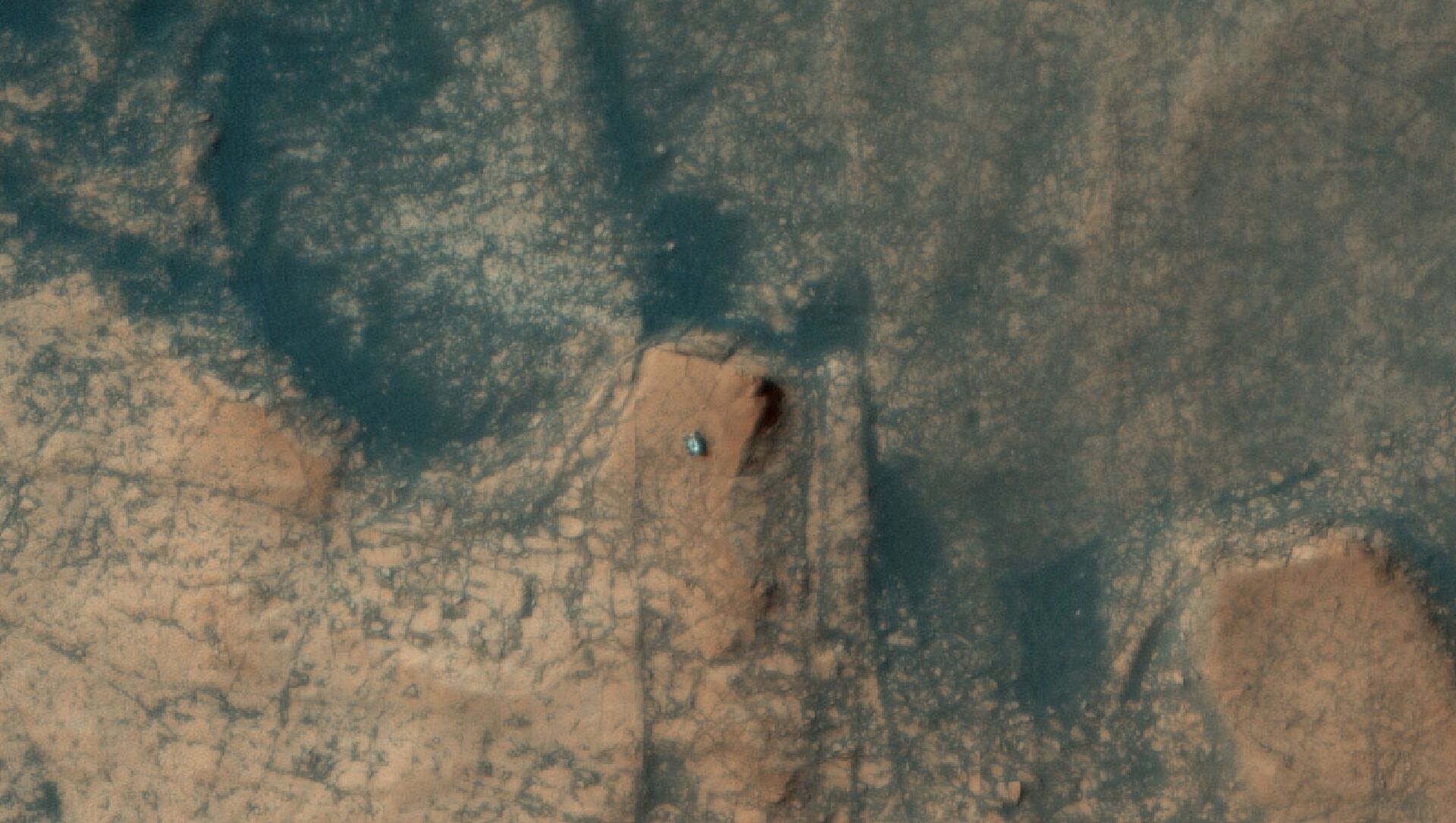 The HiRISE camera aboard NASA's Mars Reconnaissance Orbiter captured this photo of the Curiosity rover ascending Mont Mercou on April 18, 2021 - Sputnik International, 1920, 22.05.2021