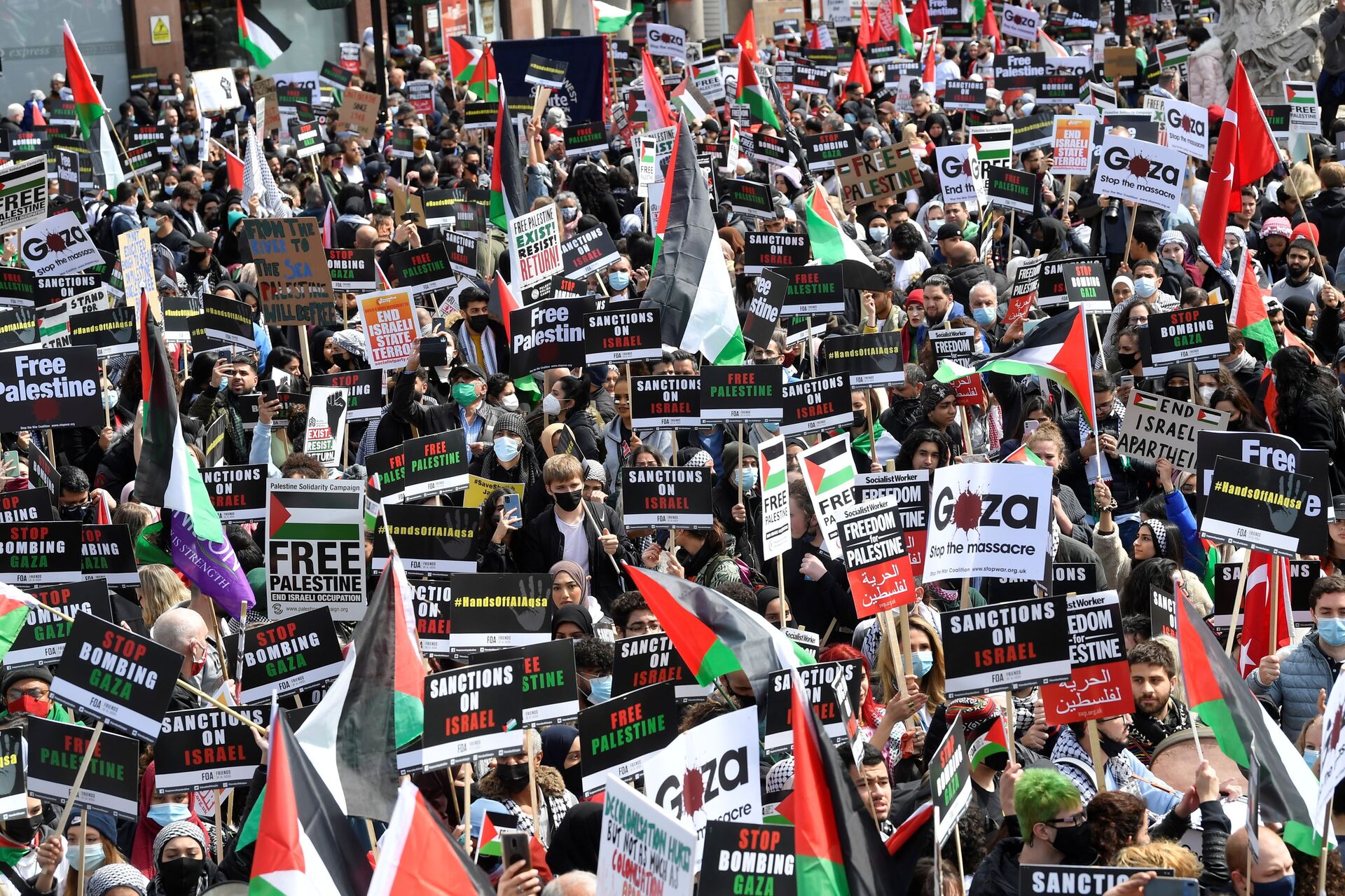 Pro-Palestinian demonstrators attend a protest following a flare-up of Israeli-Palestinian violence, in London, Britain May 22, 2021.  - Sputnik International, 1920, 18.11.2021
