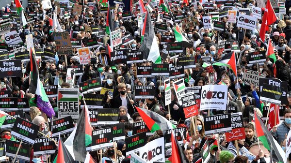 Pro-Palestinian demonstrators attend a protest following a flare-up of Israeli-Palestinian violence, in London, Britain, 22 May 2021.  - Sputnik International