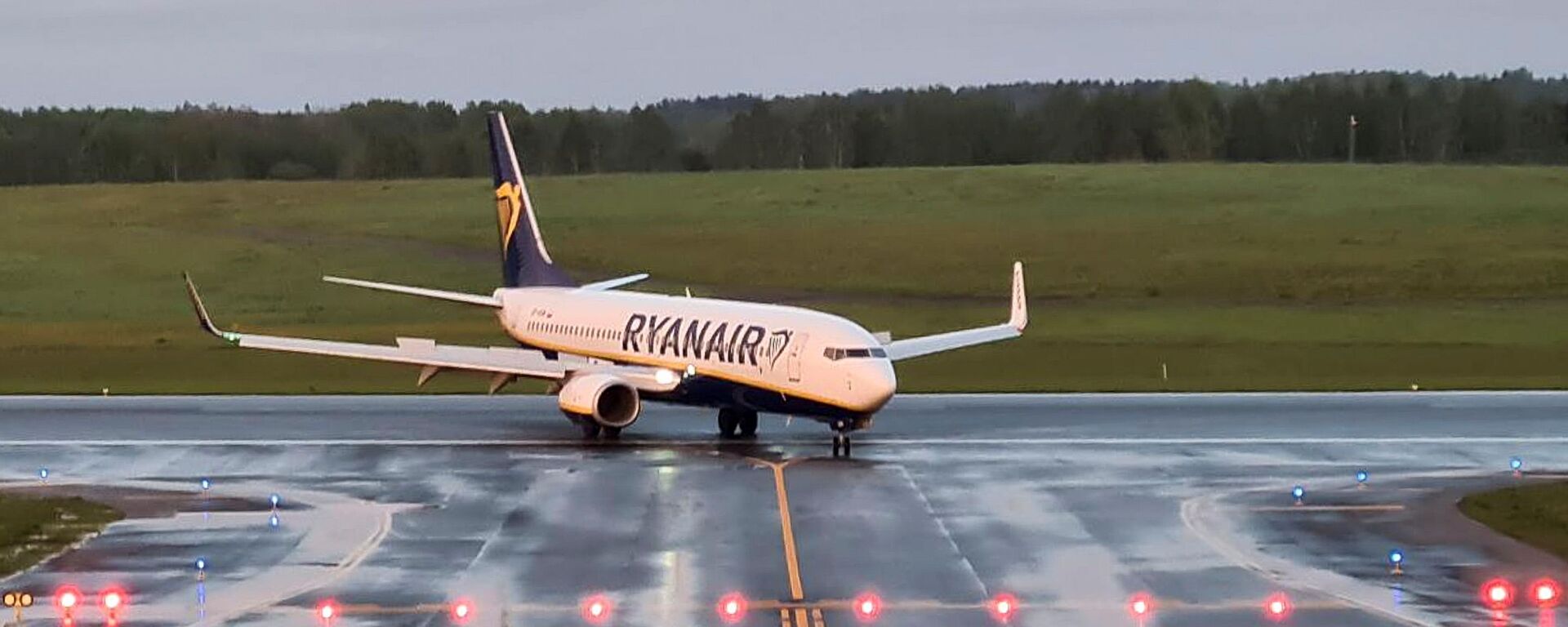 A Ryanair aircraft, which was carrying Belarusian opposition blogger and activist Roman Protasevich and was diverted to Belarus, lands at Vilnius Airport in Vilnius, Lithuania May 23, 2021. REUTERS/Andrius Sytas - Sputnik International, 1920, 24.05.2021