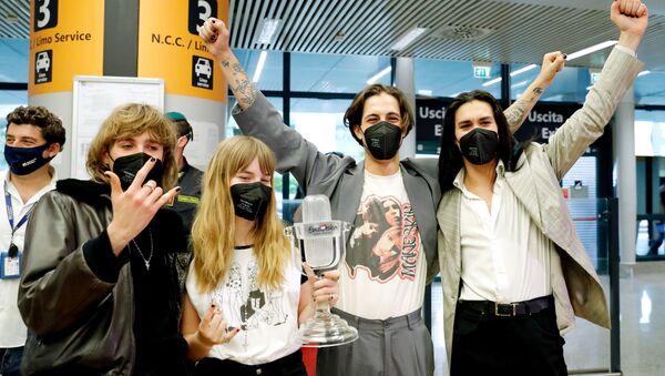 Members of Italian rock band Maneskin pose for a picture as they return to Italy following their 2021 Eurovision Song Contest victory, in Rome, Italy, May 23, 2021. - Sputnik International