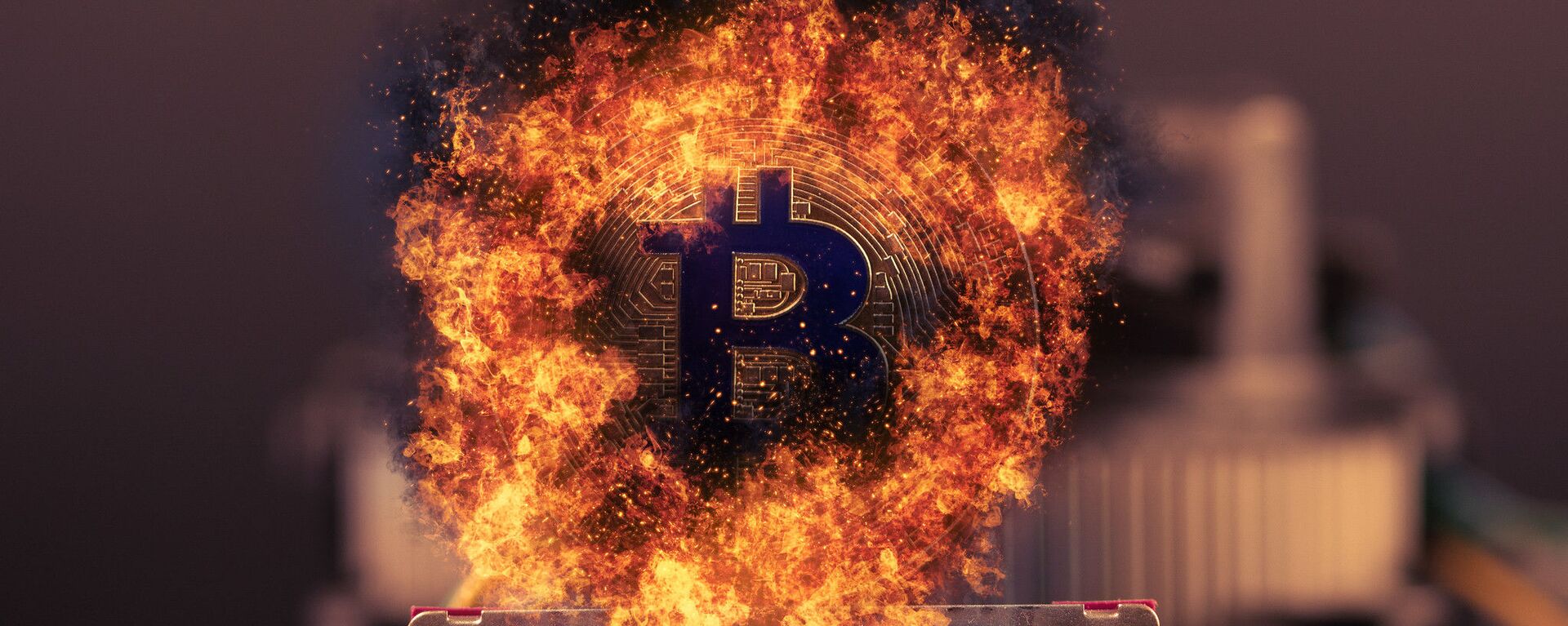 Golden bitcoin burning in flames - Sputnik International, 1920, 11.11.2022