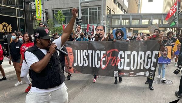 Several hundred Americans march through downtown Minneapolis paying tribute to George Floyd. - Sputnik International