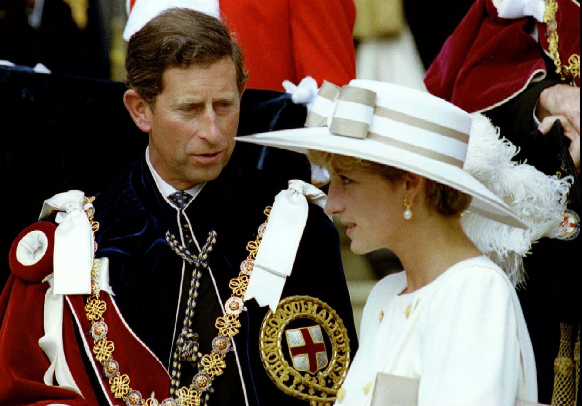 Prince Charles looks towards Princess Diana as they await their carriage to depart the Order of the Garter ceremony at Windsor Castle June 15, 1992 - Sputnik International, 1920, 29.12.2021