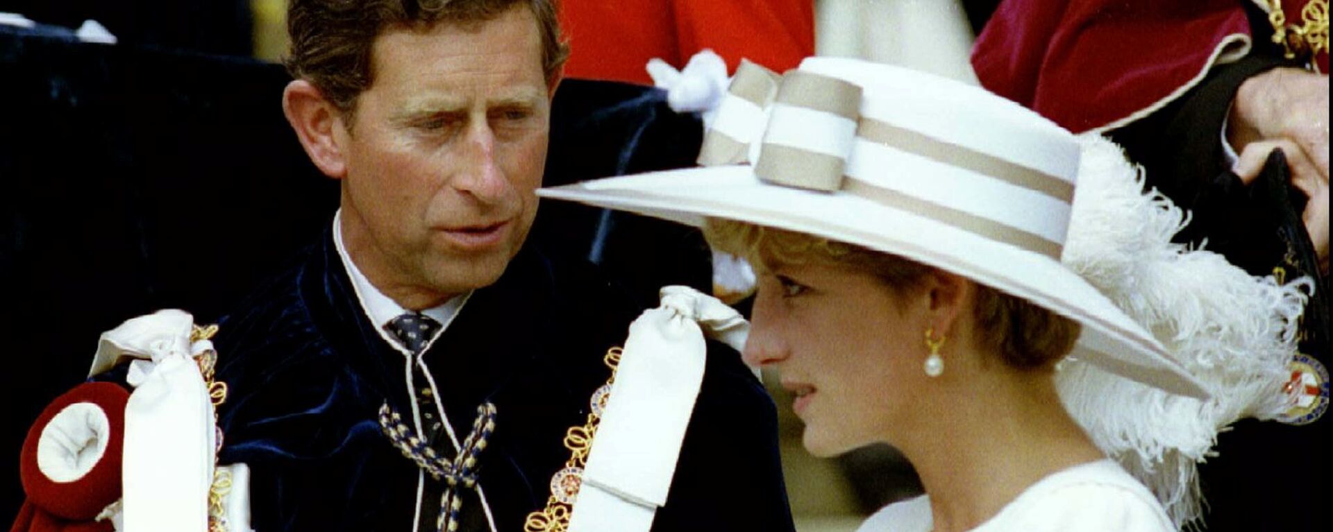 Prince Charles looks towards Princess Diana as they await their carriage to depart the Order of the Garter ceremony at Windsor Castle June 15, 1992 - Sputnik International, 1920, 24.05.2021