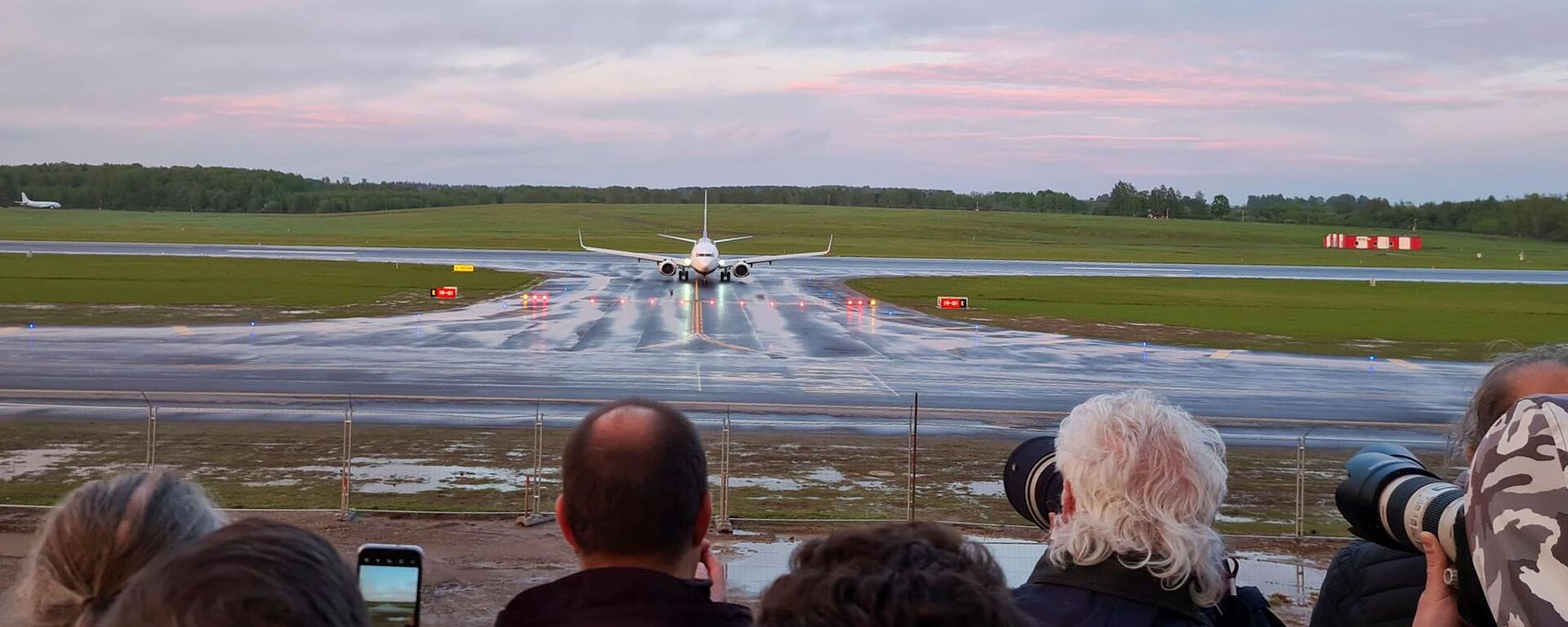 A Ryanair aircraft, which was carrying Belarusian opposition blogger and activist Roman Protasevich and diverted to Belarus, where authorities detained him, lands at Vilnius Airport in Vilnius, Lithuania May 23, 2021. - Sputnik International, 1920, 29.06.2021