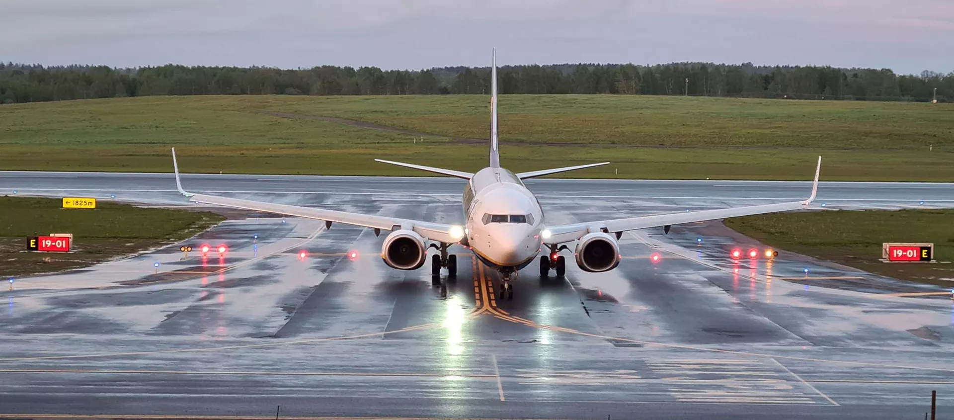 A Ryanair aircraft, which was carrying Belarusian opposition blogger and activist Roman Protasevich and diverted to Belarus, where authorities detained him, lands at Vilnius Airport in Vilnius, Lithuania May 23, 2021. - Sputnik International, 1920