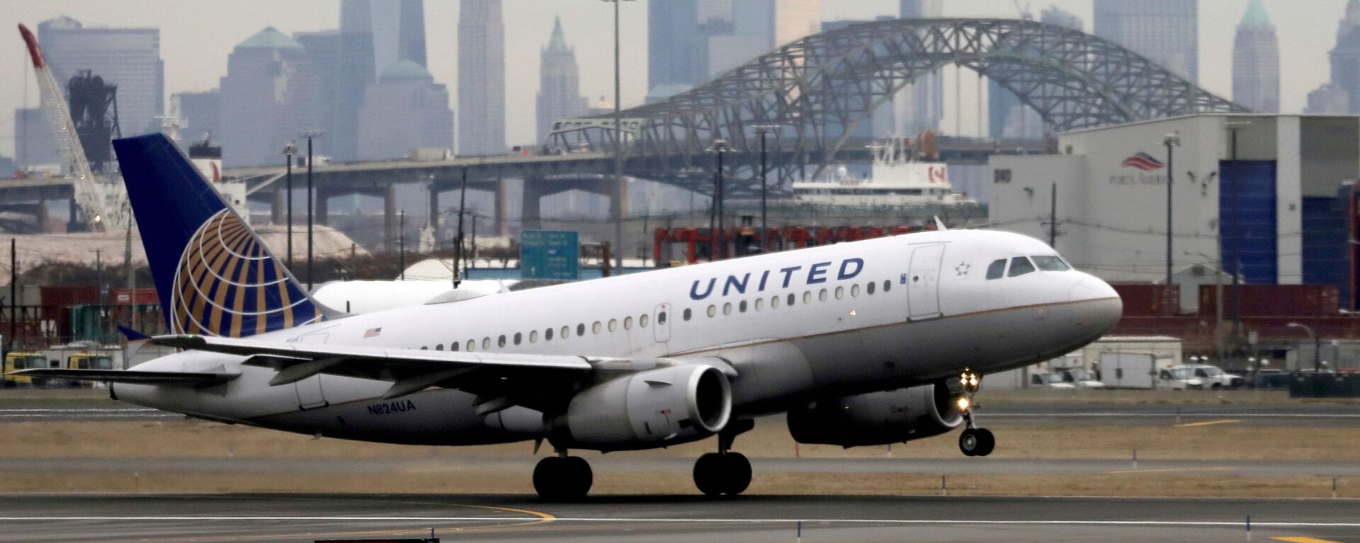 A United Airlines passenger jet takes off with New York City as a backdrop, at Newark Liberty International Airport, New Jersey, U.S. December 6, 2019. - Sputnik International, 1920
