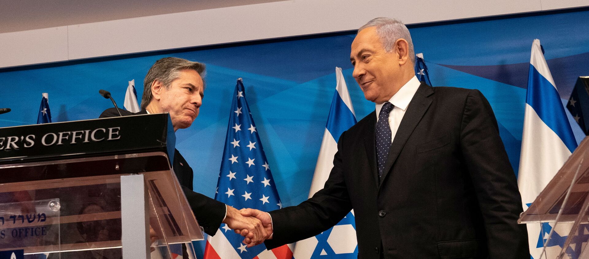 Israeli Prime Minister Benjamin Netanyahu and US Secretary of State Antony Blinken shake hands after a joint statement and meeting at the Prime Minister's office, in Jerusalem May 25, 2021 - Sputnik International, 1920, 26.05.2021