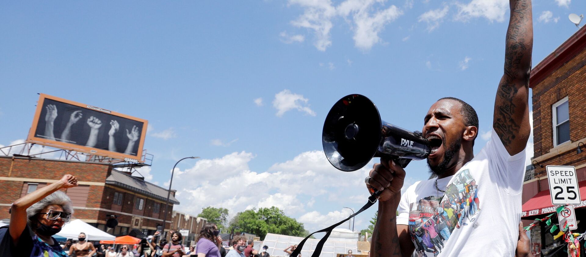 Community organizer Tommy McBrayer leads a chant in solidarity with George Floyd on the first anniversary of his death, at George Floyd Square, in Minneapolis, Minnesota, U.S., May 25, 2021. - Sputnik International, 1920, 26.05.2021