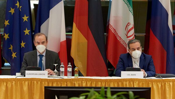 European External Action Service (EEAS) Deputy Secretary General Enrique Mora and Iranian Deputy at Ministry of Foreign Affairs Abbas Araghchi wait for the start of a meeting of the JCPOA Joint Commission in Vienna, Austria May 1, 2021 - Sputnik International
