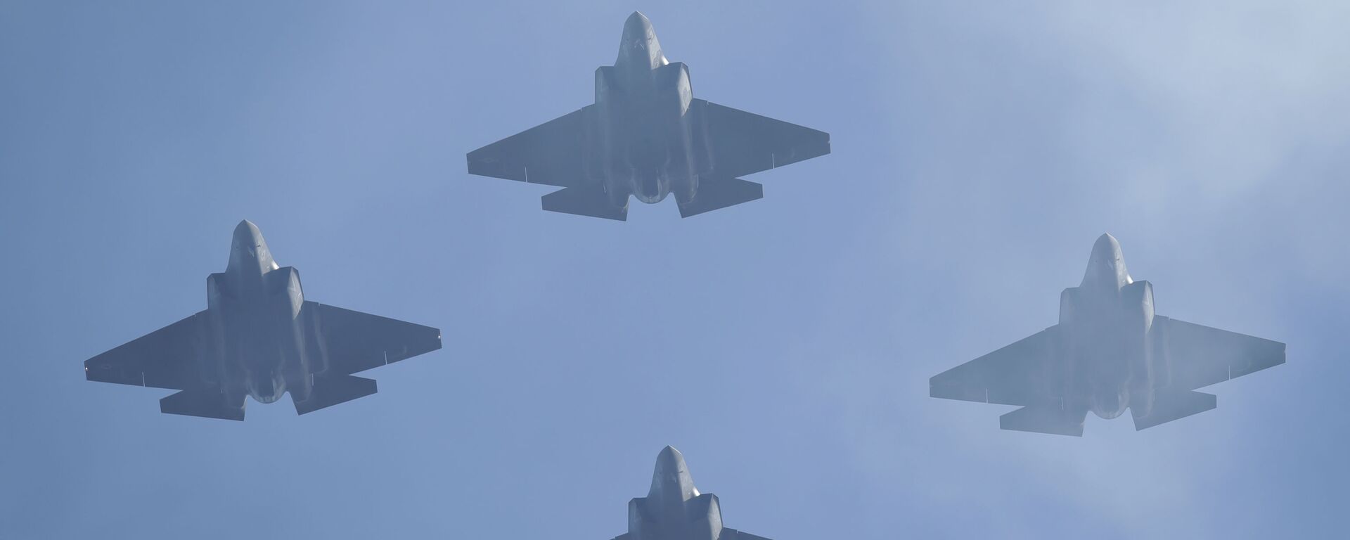 U.S. Navy F-35 jets fly over Levi's Stadium during the national anthem before an NFL divisional playoff football game between the San Francisco 49ers and the Minnesota Vikings, Saturday, Jan. 11, 2020, in Santa Clara, Calif.  - Sputnik International, 1920, 25.05.2021